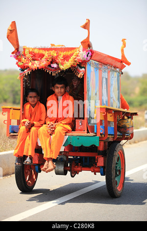 Shirdi Sai Baba temple sur roues avec des petits garçons en orange l'Andhra Pradesh en Inde du Sud Banque D'Images