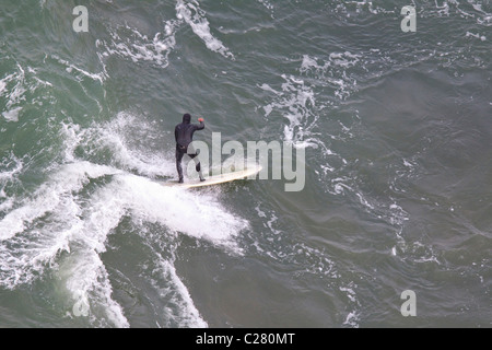 Aaerial Vue de surfer en attraper une vague. Baie de San Francisco, Californie, USA Banque D'Images