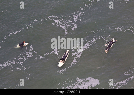 Vue de surfers 3 Aaerial combinaisons dans la baie de San Francisco, Californie, USA Banque D'Images