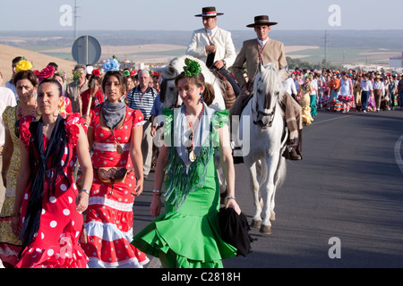 Les gens de la ville de Palma del Condado sur leur pèlerinage annuel à El Rocio en Andalousie Banque D'Images