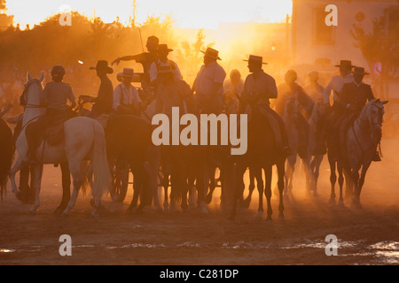 Un groupe de pèlerins arrivant à cheval El Rocio pendant la Romeria, Andalousie, Espagne Banque D'Images