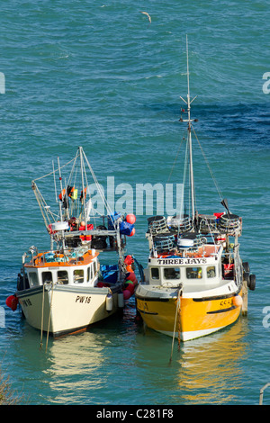 Deux bateaux de pêche amarrés dans le port de Newquay, Cornwall, UK. Banque D'Images