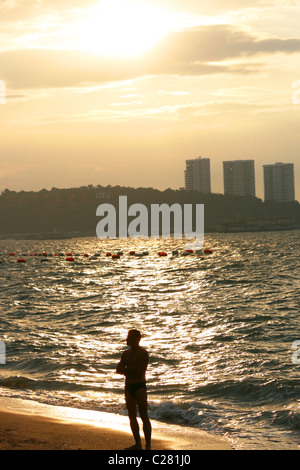 L'homme sur la plage dans le sud de Pattaya en Thaïlande. Banque D'Images