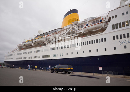 Les agents de sécurité aux frontières veille sur bateau de croisière mis à quai à Sydney, Cap-Breton, Nouvelle-Écosse, Canada Banque D'Images