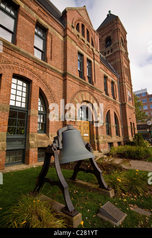 Big Don Bell devant l'Hôtel de Ville, Charlottetown, Prince Edward Island, Canada Banque D'Images