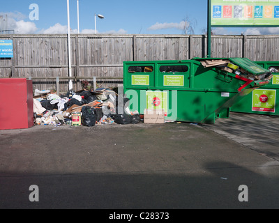 Les décharges sauvages à côté de recyclage dans un supermarché Tesco à New Malden, West London Banque D'Images