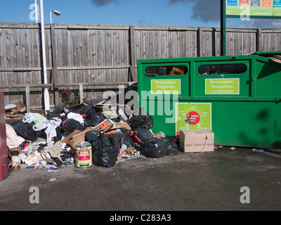 Les décharges sauvages à côté de recyclage dans un supermarché Tesco à New Malden, West London Banque D'Images