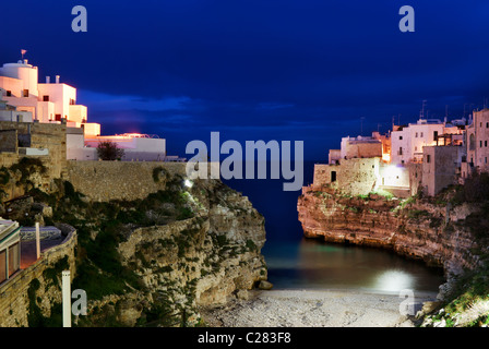 Vue de nuit petit village 'Polignano a Mare' et c'est bay dans le sud de l'Italie Banque D'Images