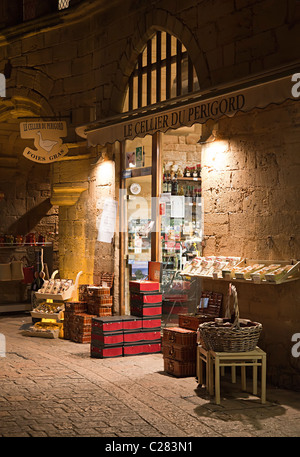 Boutique de spécialités alimentaires affichage sur rue la nuit Sarlat Dordogne France Banque D'Images