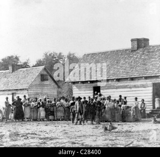 Grand groupe d'esclaves debout devant des bâtiments sur Smith's Plantation, Beaufort, Caroline du Sud, l'Amérique. 1862 Banque D'Images