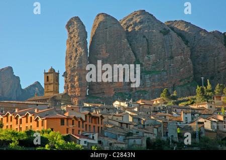 Agüero et falaises. Huesca. L'Espagne. Banque D'Images