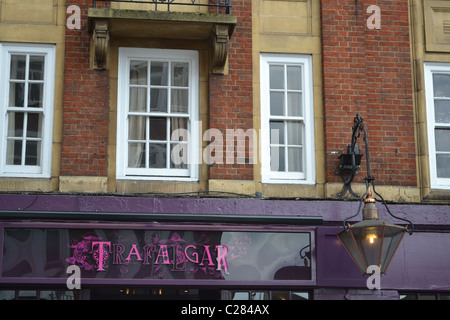 L 'Trafalgar' pub, King's Road, Chelsea, London, UK et euro TYRES LUCIS Banque D'Images