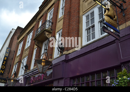 L 'Trafalgar' pub, King's Road, Chelsea, London, UK et euro TYRES LUCIS Banque D'Images