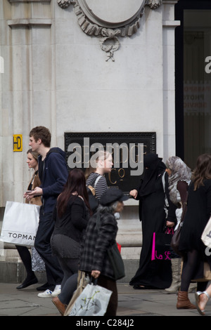 Shoppers sur Oxford Street, Londres, Royaume-Uni, en passant devant l'emblématique grand magasin Selfridges Banque D'Images