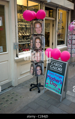 Le prince William et Catherine Middleton masque de visage en vente à l'extérieur d'une boutique dans la ville de Londres Banque D'Images