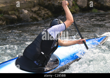 La kayakiste uvres de river canyon Matka treska ,en Macédoine Banque D'Images