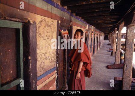 Un jeune moine tibétain se trouve en dehors de sa chambre au monastère de Tsourphou 70 km de Lhassa, au Tibet. Tsourphou a été construit en 1156. Banque D'Images