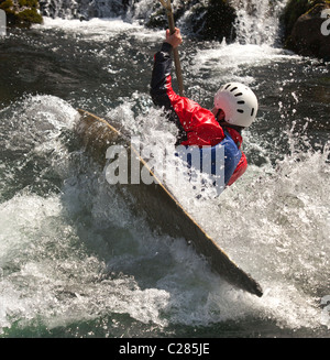 La kayakiste uvres de river canyon Matka treska ,en Macédoine Banque D'Images