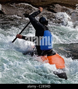 La kayakiste uvres de river canyon Matka treska ,en Macédoine Banque D'Images