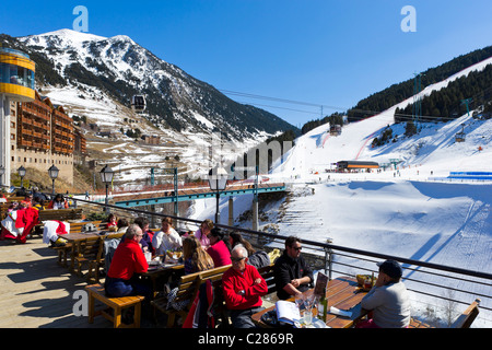 La terrasse de restaurant Sol i Neu au bas de la télécabine au centre de la station de ski de Grandvalira Soldeu, Andorre Banque D'Images