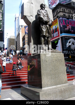 Père Duffy statue in Times Square, New York City, USA Banque D'Images