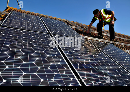 Des panneaux solaires installés sur un toit de maison, Grande-Bretagne, Royaume-Uni Banque D'Images