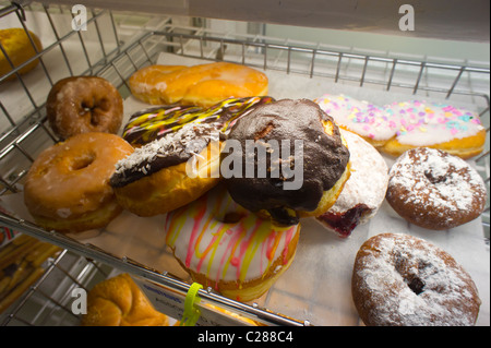 Assortiment de beignets sont vus dans un supermarché boulangerie à New York Lundi, 4 avril 2011. (© Richard B. Levine) Banque D'Images