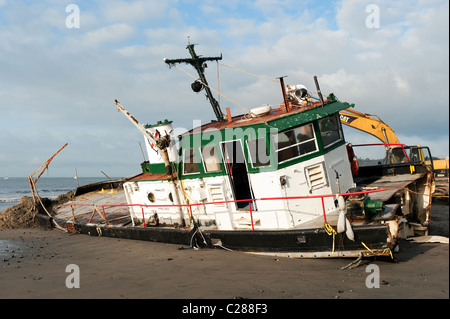 Remorqueur échoué après une tempête, Santa Barbara, East Beach Banque D'Images