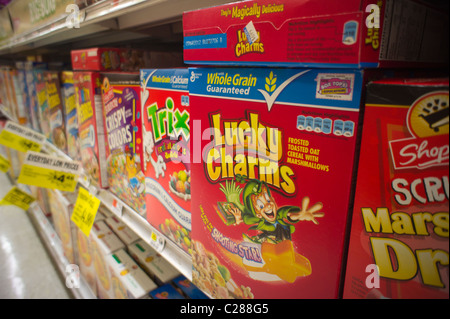 Boîtes de General Mills' Lucky Charms, Trix et autres céréales pour petit-déjeuner sur les rayons des supermarchés à New York Banque D'Images