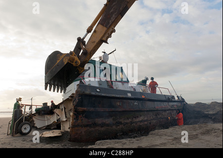 Remorqueur échoué après une tempête, Santa Barbara, East Beach Banque D'Images