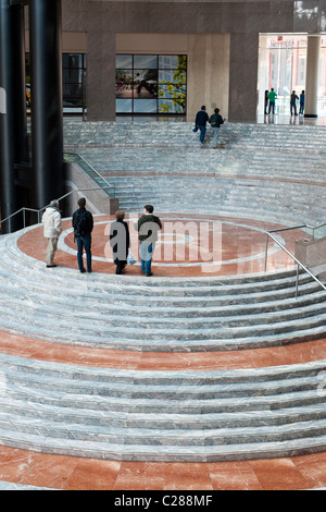 Le grand escalier dans le World Financial Center dans le Lower Manhattan à New York Banque D'Images