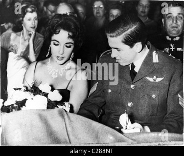 L'actrice Elizabeth Taylor avec Constantin II Banque D'Images