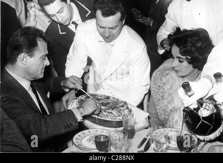 L'actrice Elizabeth Taylor dîne avec Mike Todd Banque D'Images