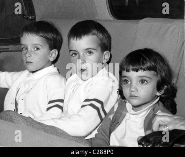 Liz Taylor's kid ride dans la voiture de l'aéroport Banque D'Images