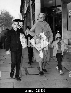 Liz Taylor's kids shop avec leur infirmière Banque D'Images