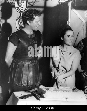 L'actrice Liz Taylor coupe gâteau avec épée Banque D'Images