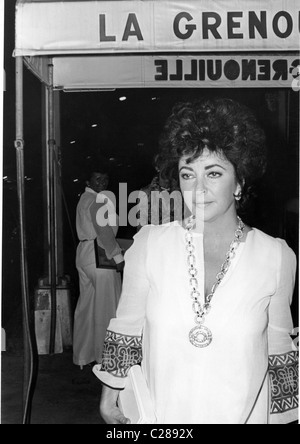 L'actrice Liz Taylor arrive au restaurant français Banque D'Images