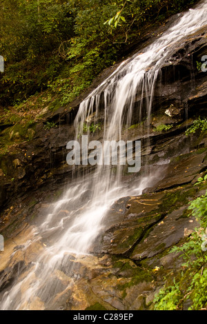 Des chutes Cascade, également connu sous le nom de Cascades est situé dans EB Jeffress Wilkes County Park en Caroline du Nord dans les montagnes Blue Ridge Banque D'Images