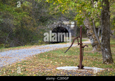 L'entrée ouest de la Paw Paw tunnel le long du Chesapeake and Ohio Canal National Historical Park dans le Maryland Allegany Comté Banque D'Images