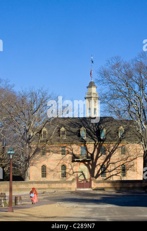 Un homme interprète historique la marche vers la capitale coloniale de Williamsburg Virginia bâtiment Banque D'Images