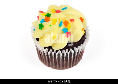 Cupcake chocolat décoré de glaçage au citron jaune et colorés sur fond blanc sprinkles cut out Banque D'Images