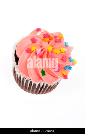 Cupcake chocolat décoré avec du glaçage et dépoli rose paillettes colorés sur fond blanc, découpe. Banque D'Images