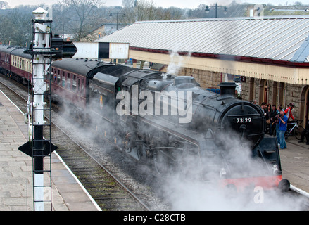 Locomotive à vapeur tire dans la plate-forme à ramsbottom station sur l'east lancs railway Banque D'Images