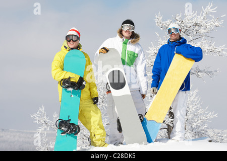 Beau Portrait de trois snowboarders au comité permanent sur la colline de googles Banque D'Images