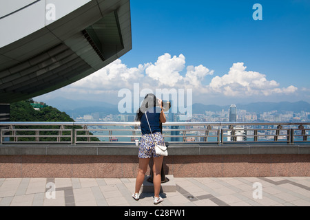 Une fille visites l'horizon de Hong Kong à la crête Banque D'Images