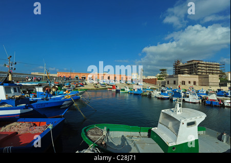 L'Italie, la Sicile, les Îles Egadi, Favignana, fisherman bateaux par le port Banque D'Images