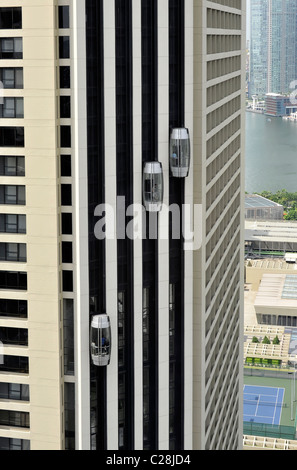 Les ascenseurs à l'extérieur de l'hôtel Pan Pacific, à Singapour, en Asie Banque D'Images