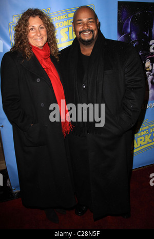 Kevin Michael Richardson et Monica Burnett Richardson 'Family Guy : quelque chose, quelque chose, quelque chose, Côté obscur' Blu-ray Disc Banque D'Images