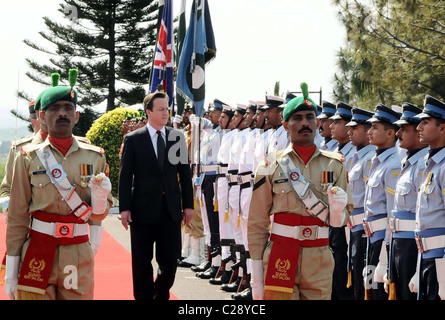 Le Premier ministre britannique, David Cameron, inspecte la garde d'honneur à son arrivée à PM House à Islamabad Banque D'Images