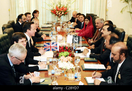 Premier Ministre, Syed Yousuf Raza Gilani et le Premier ministre britannique, David Cameron, chef de leurs délégations respectives lors du lancement Banque D'Images